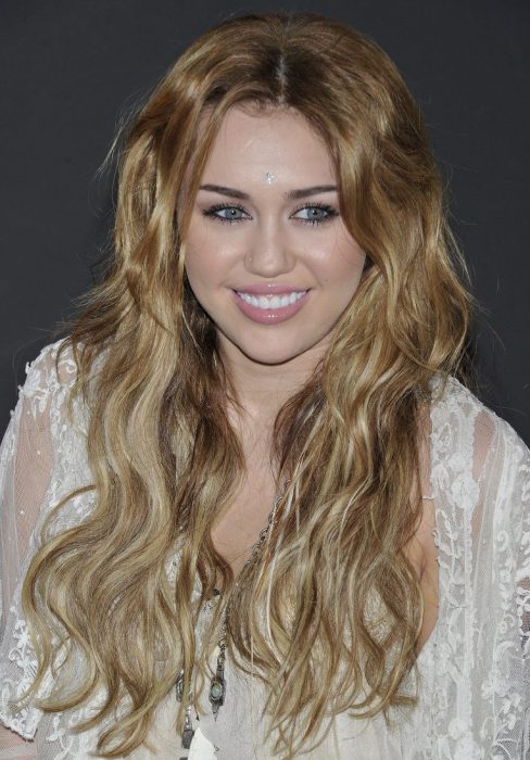 Miley Cyrus con ondas hippies en 2010