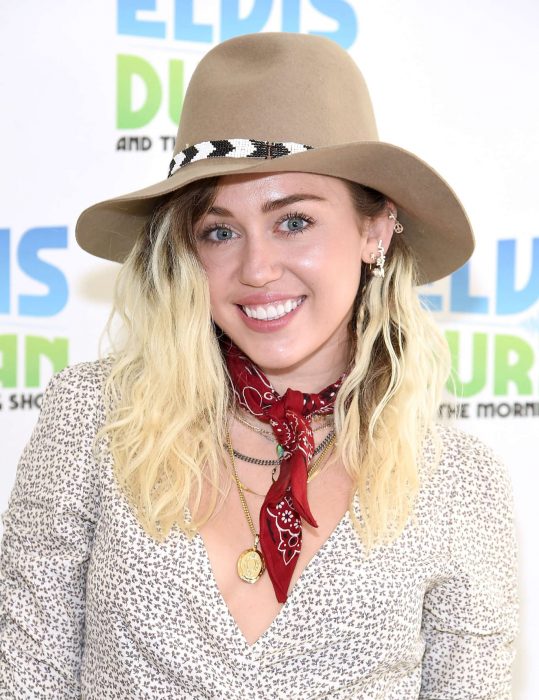 Miley Cyrus usando un sombrero de color café 