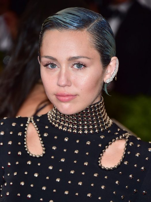 Miley Cyrus usando glitter en el cabello 