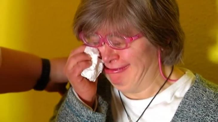 mujer con gafas rosas 