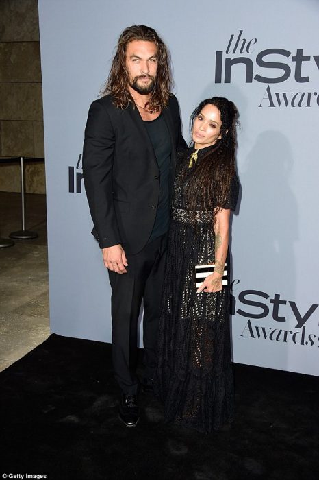 Jason momoa junto a su esposa posando para una fotografía 