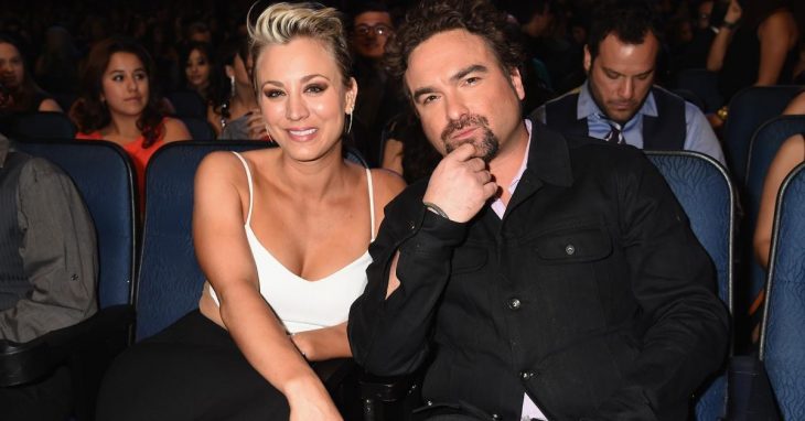 Kalye Cuoco y Johnny Galecki juntos en un concierto 