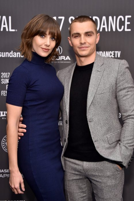 Dave franco y alisson brie abrazados en una alfombra roja 