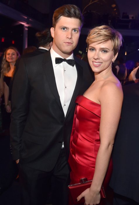 Colin Jost y Scarlett Johansson abrazados 