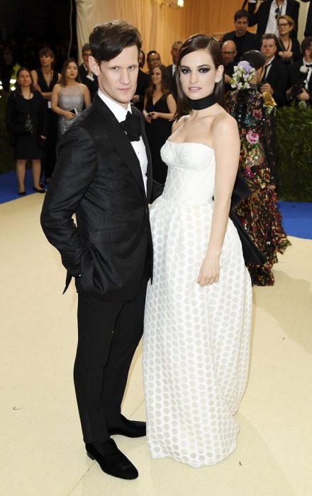 Matt Smith and Lily James en una alfombra roja 