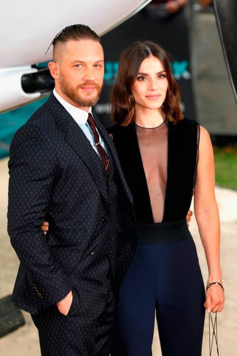 Tom hardy abrazando a su esposa en una alfombra roja 