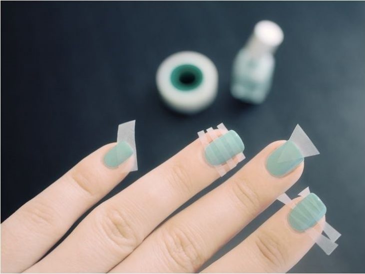 Manicura en color verde menta