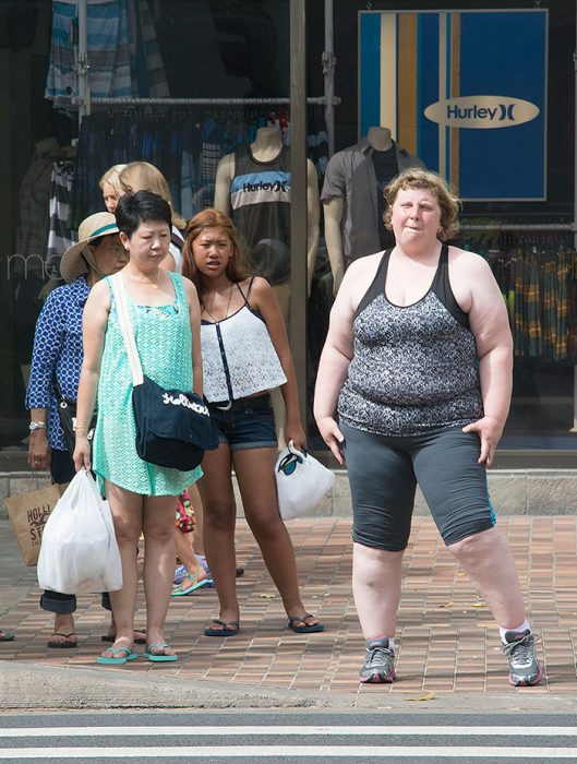 grupo de mujeres cruzando la acera