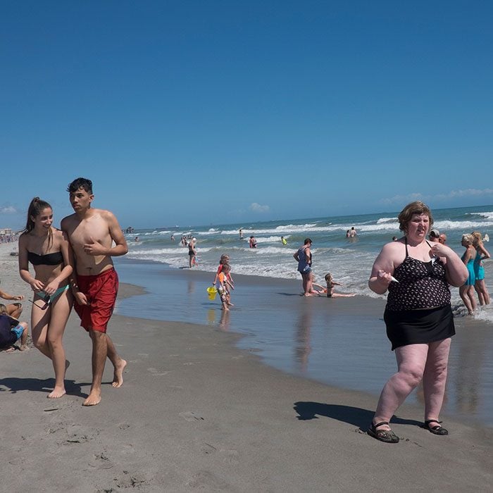 Personas caminando por la playa 