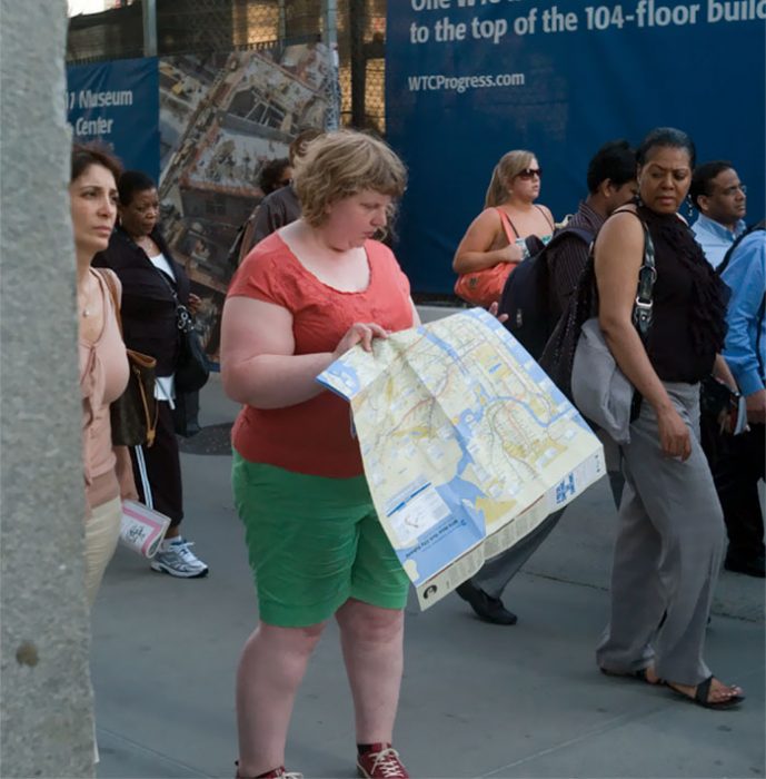 chica revisando un mapa