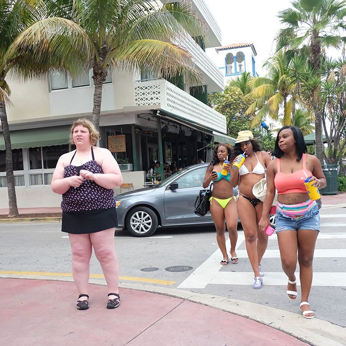 chicas mirando a otra chica fijamente