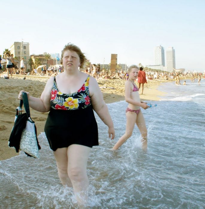 chica usando bikini con flores en la playa