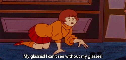 GIF. Vilma de Scooby Doo buscando sus gafas