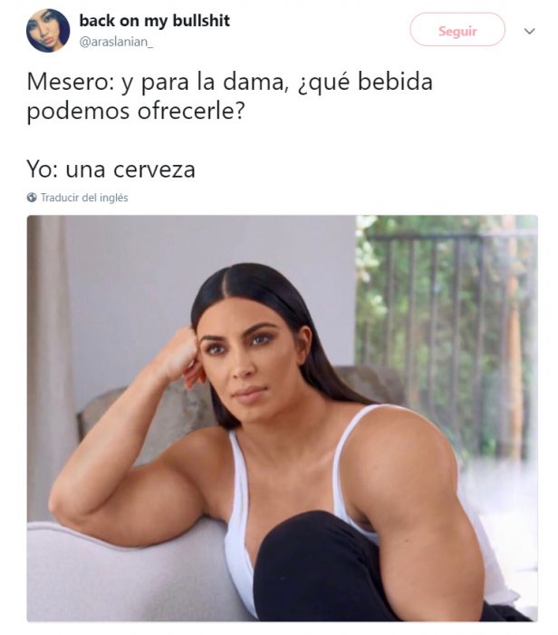 Memes de twitter sobre el rostro de kim kardashian con músculos grandes 