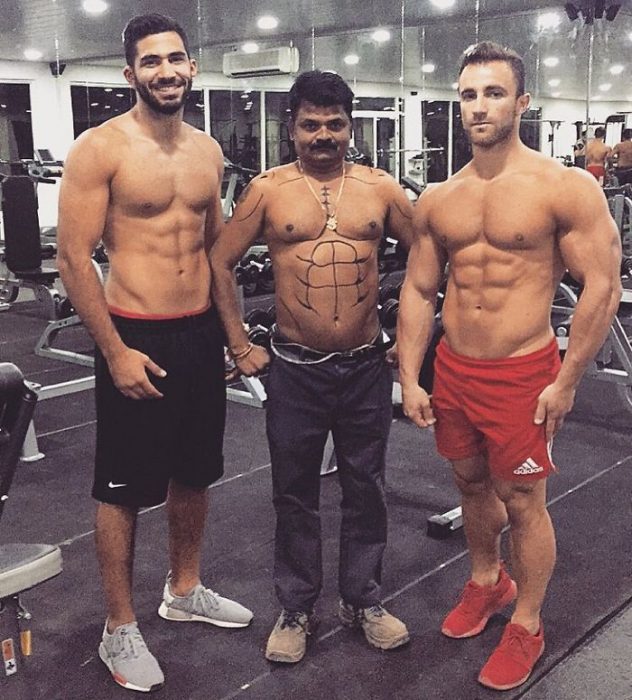 Hombres en el gimnasio modelando