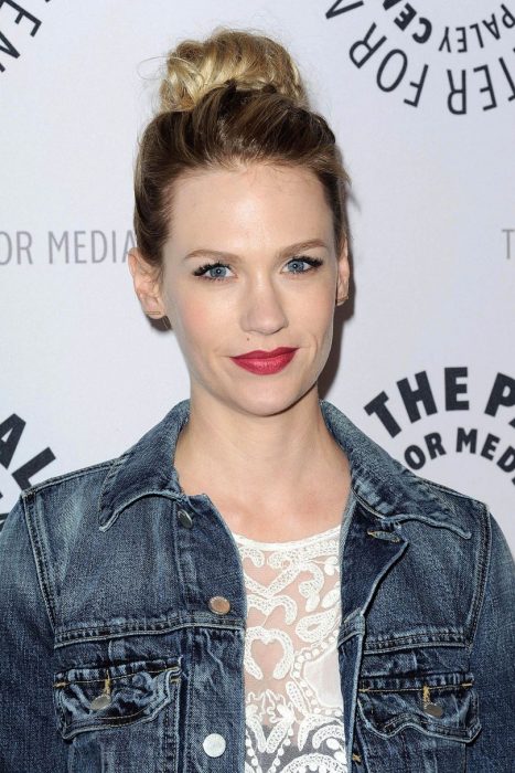 january jones moño recogido despeinado