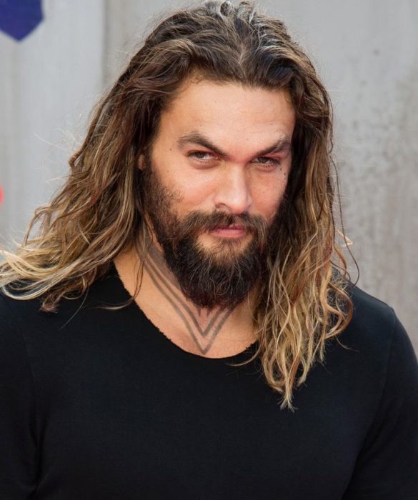 Jason Momoa cabello suelto 