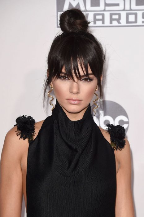 Kendall Jenner recogido y fleco desmechado