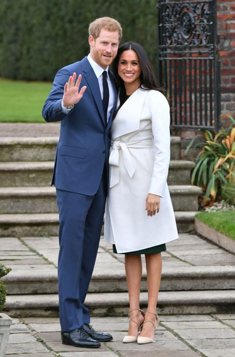 Meghan Markle y el príncipe Harr anunciando su compromiso 