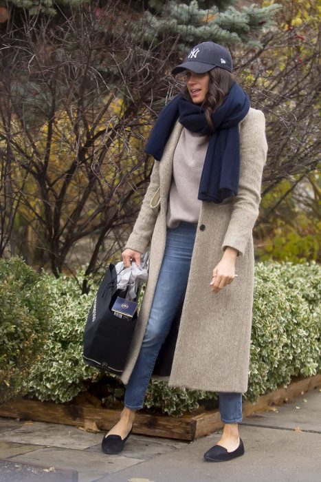 Meghan Markle usando unos mocasines durante un paseo 