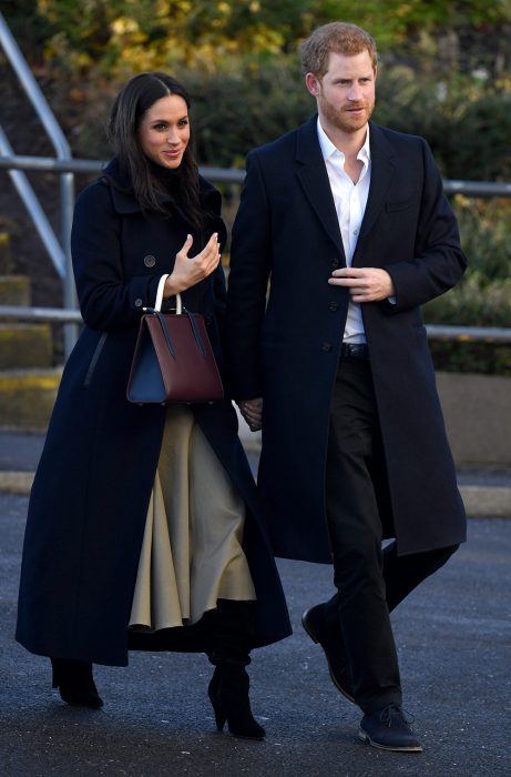 Meghan Markle caminando abrazada al principe harry