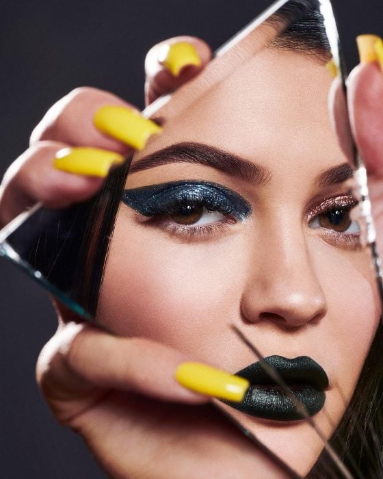 Kylie Jenner mostrando su línea de maquillaje