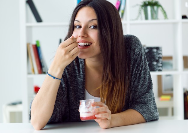 chica comiendo yogurt