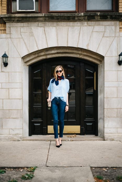 Chica usando unos skinny jeans con una blusa azul y un pañuelo en el cuello
