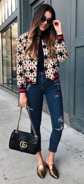 Chica usando una bomber jacket con jeans estampados 