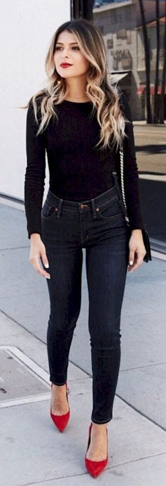 Chica usando unos blue jeans con una blusa negra 