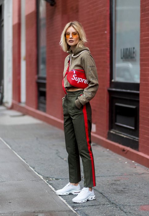 chica con ropa deportiva verde