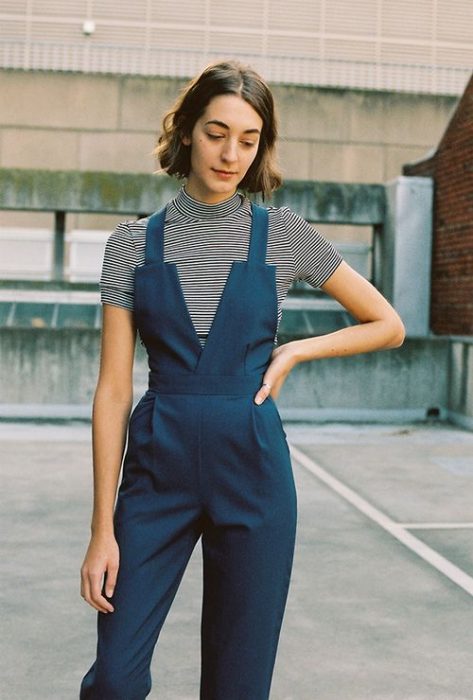 chica usando un overol azul marino con blusa a rayas