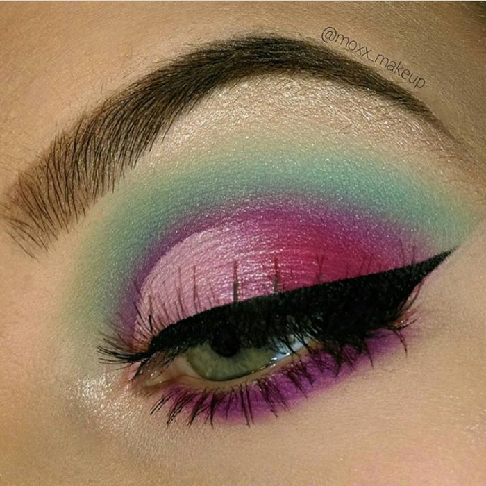 Chica usando un maquillaje inspirado en sirenas 