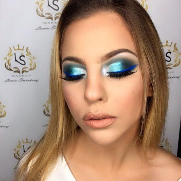 Chica usando un maquillaje inspirado en sirenas 