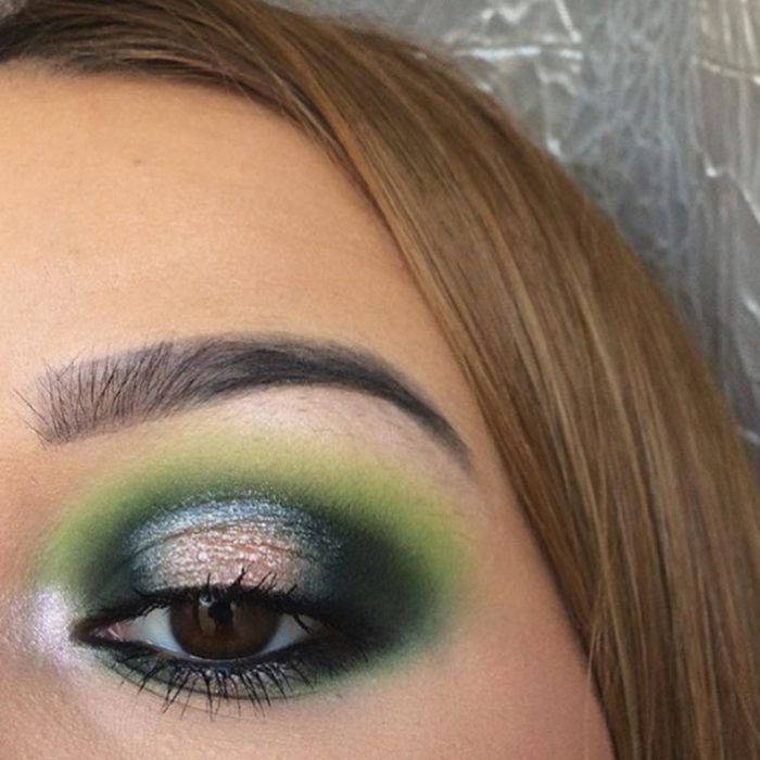 Chica usando un maquillaje inspirado en sirenas 