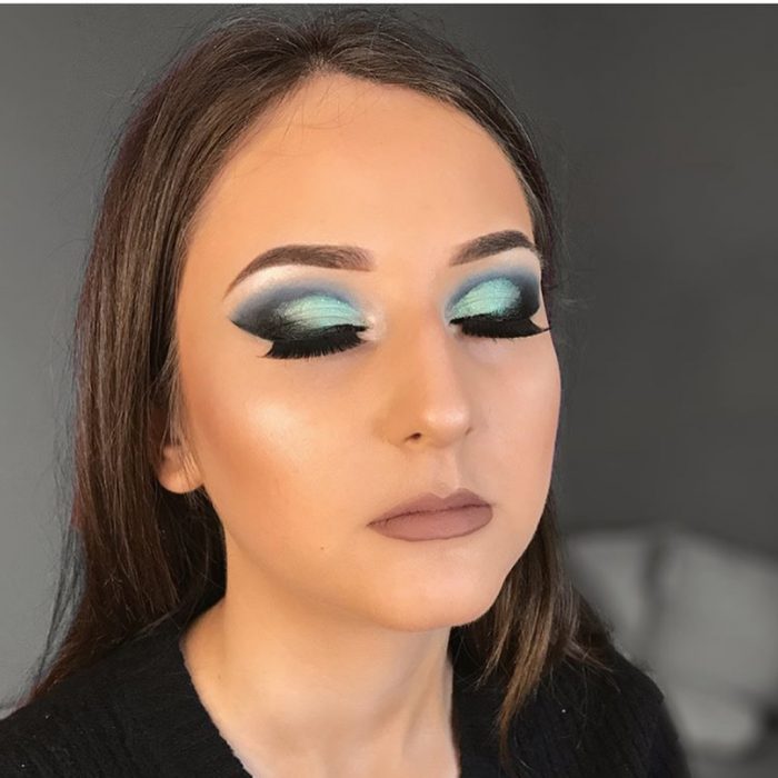 Chica usando un maquillaje inspirado en sirenas 