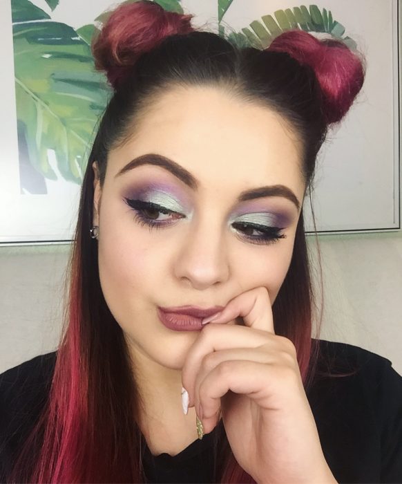 Chica usando un maquillaje inspirado en sirenas 