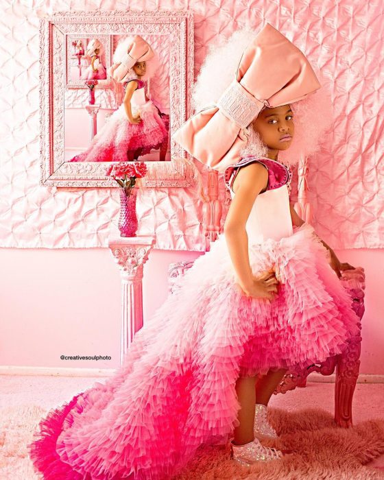 niña vestida de color rosa 