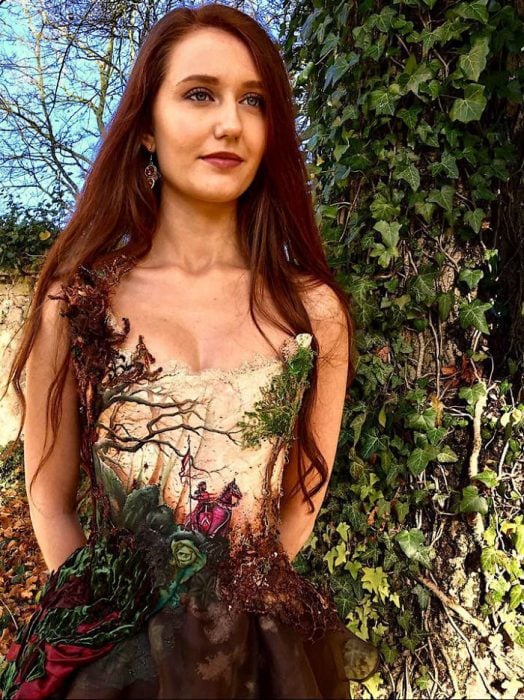 Vestido creado con plantas de un árbol 