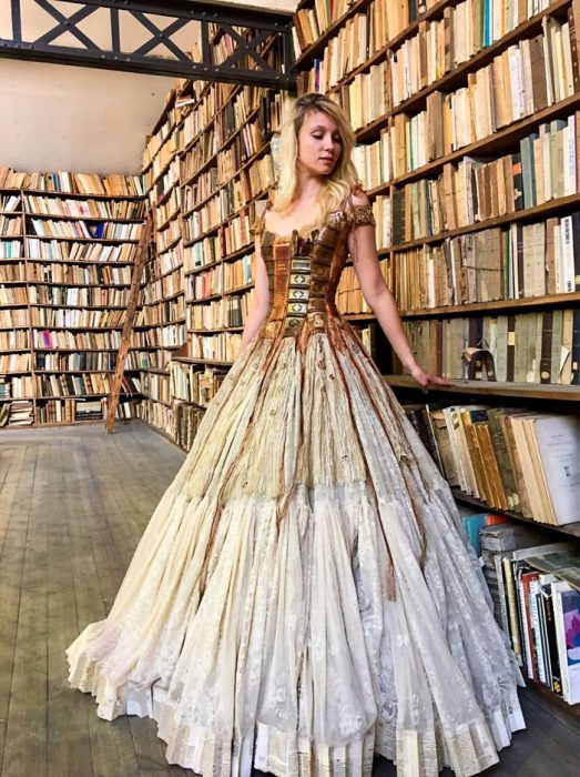 Vestido hecho con las tapas de un libro 