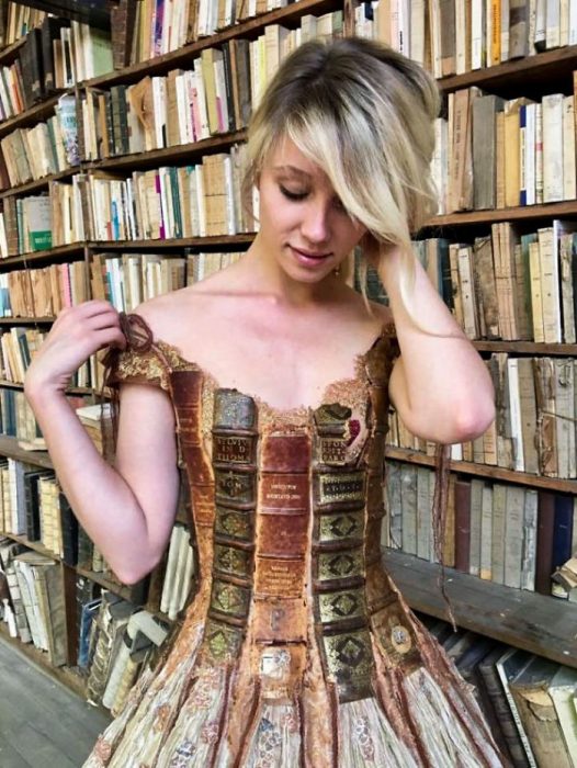 Vestido hecho con las tapas de un libro