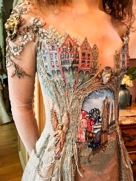 Vestido hecho con libros que forman un paisaje 