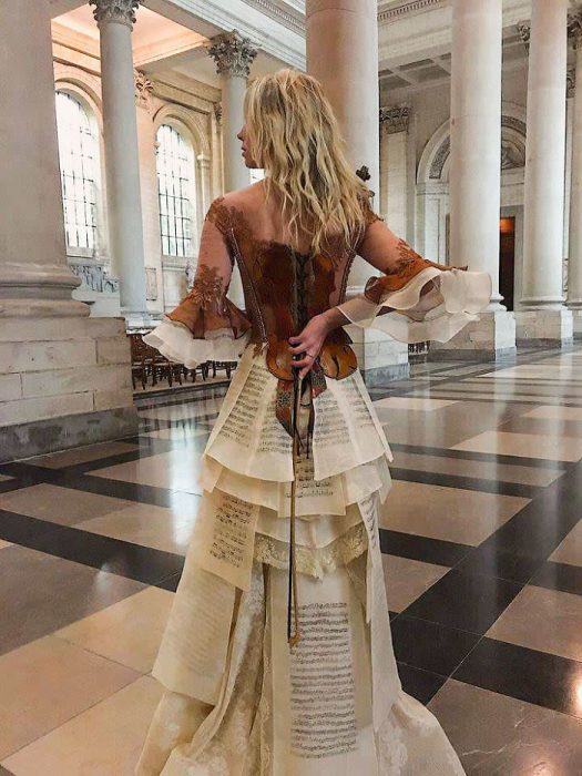 Vestido que simula a un violín 