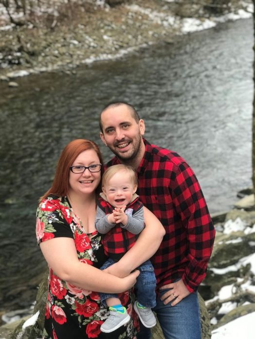 familia sonriendo feliz