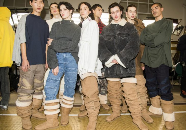 Modelos posando con las botas Ugg hasta el muslo en la semana de la moda en París