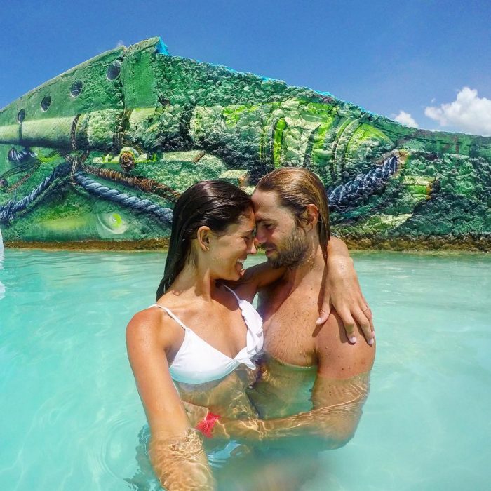 Pareja de novios en el mar