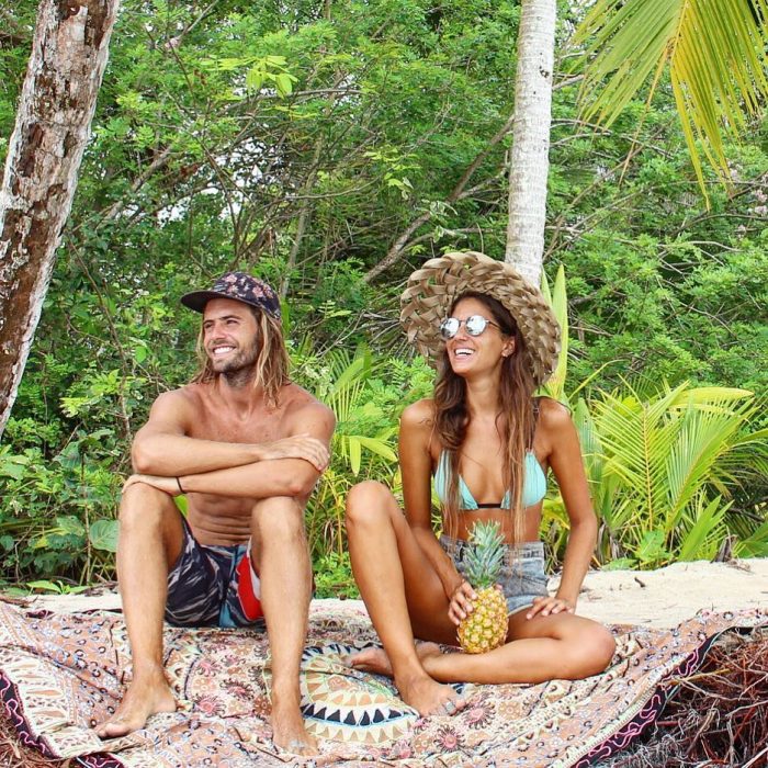 Pareja de novios viajando por la playa