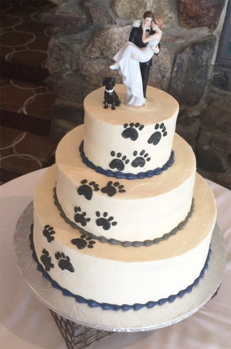 Pastel de bodas que tiene un perro como muñeco de pastel 