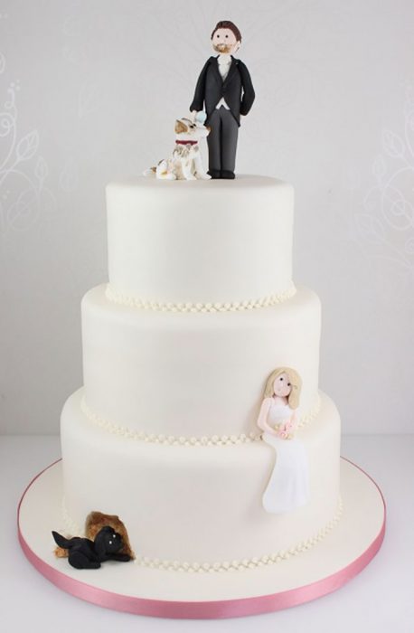 Pastel de bodas que tiene un perro como muñeco de pastel 