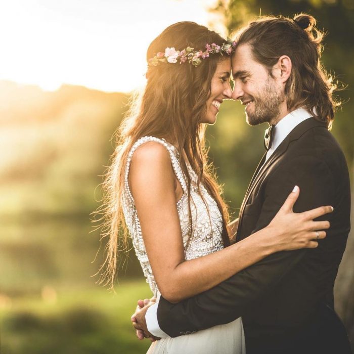 Pareja de recien casados mirándose a los ojos